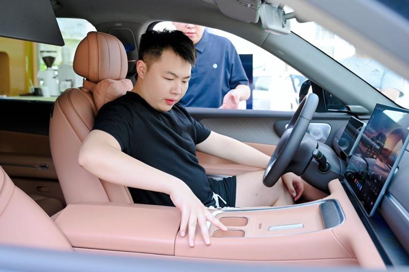 车身轻不代表不稳，零跑D19底盘调校很扎实
跑高速跑多了，我越来越在意一件事：车