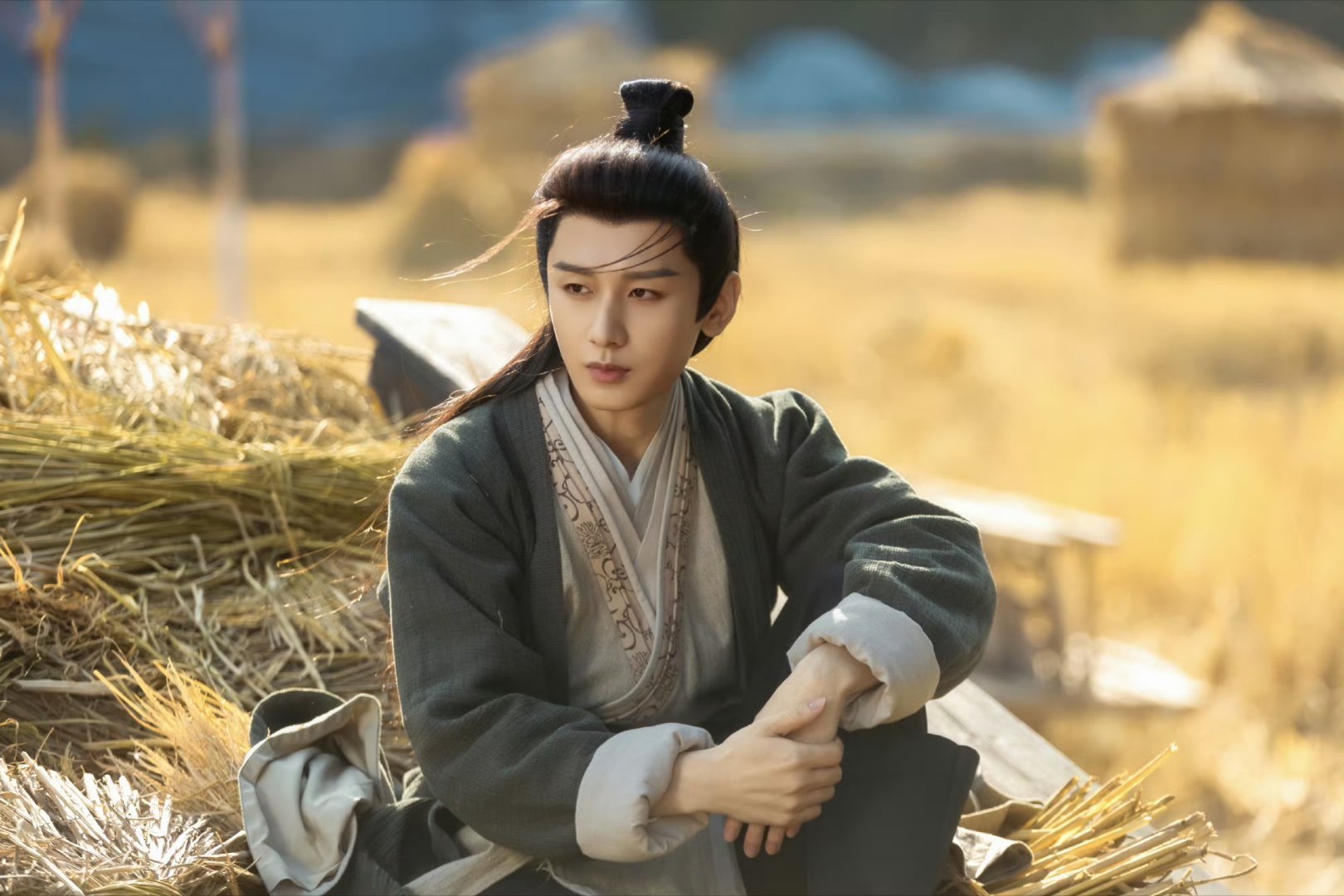 虞书欣双轨对打成毅长安二十四计也不用对打，两种不同的题材，可以同时看。❶成毅的剧