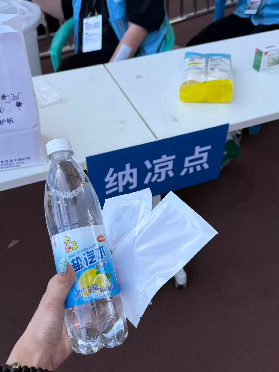 许嵩演唱会防暑准备好贴心 盛夏奔赴许嵩演唱会全程不必燥热煎熬，官方贴心布置全套防