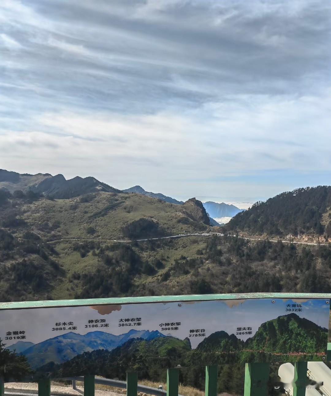 假期打卡神农顶，本想沉浸式吸氧洗肺，却体验了一场“人在囧途之山路堵车篇”。
【行