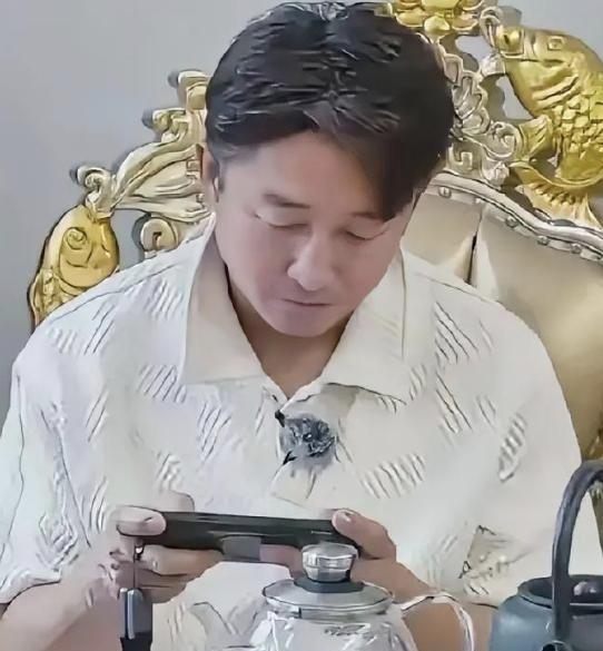 几亿身家的拳王邹市明退役后只想窝在家打打游戏，钱存银行每年光利息也有400多万。