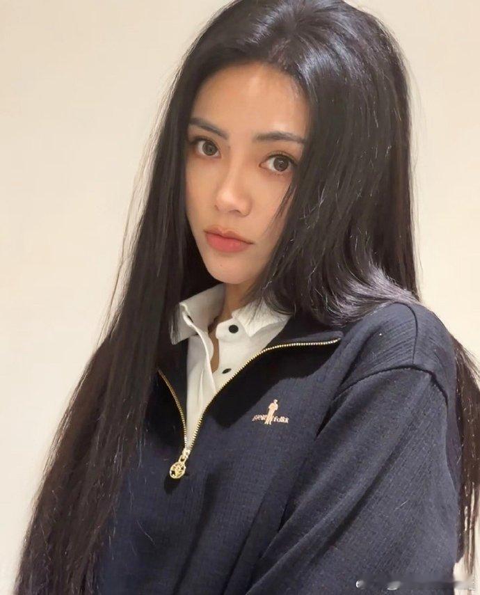 谢可寅想和虞书欣周也合租  一个会做饭，一个会穿搭。谁不想和她俩合租[哈哈]欣欣