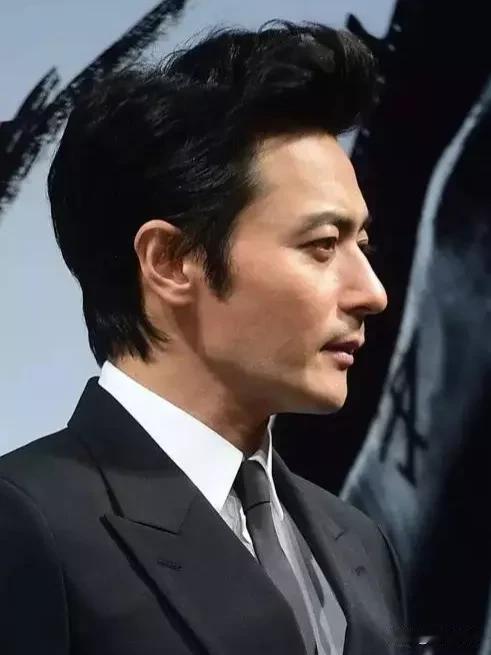 如此硬朗的五官，就像雕刻出来的一样，印象里，好像在兵马俑里才能见到。