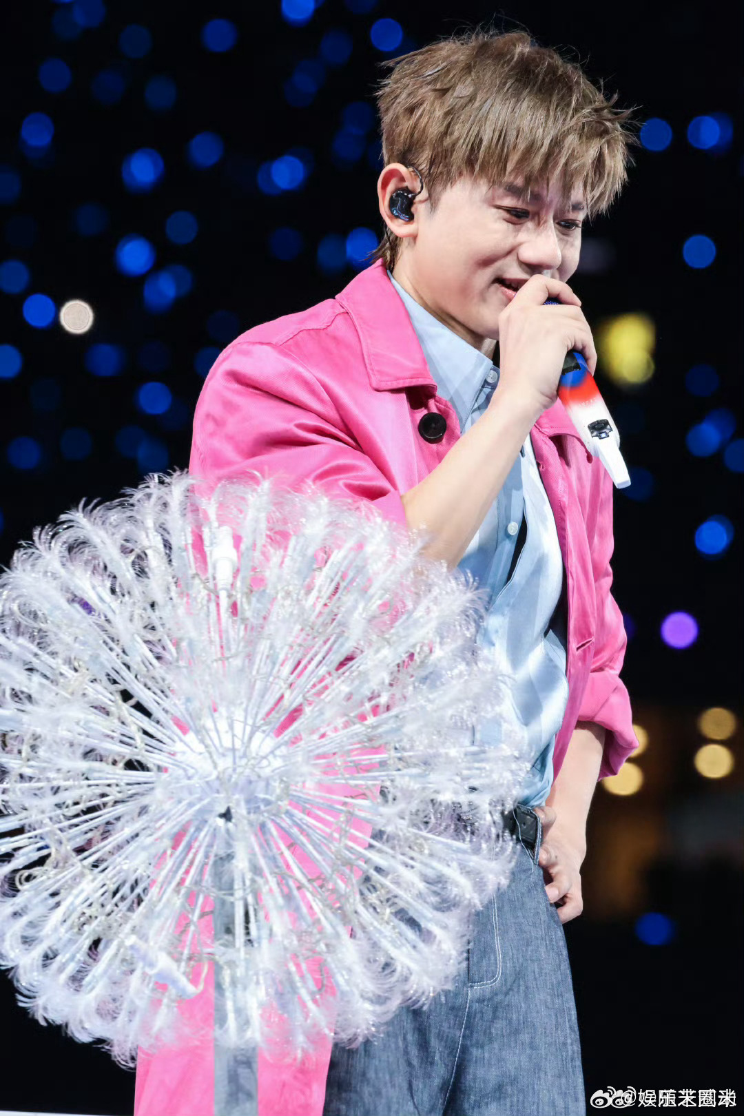 张杰唱完树呢单手擦眼泪 一首《树呢》见证张杰的深情，唱完后克制地单手擦泪，没有多