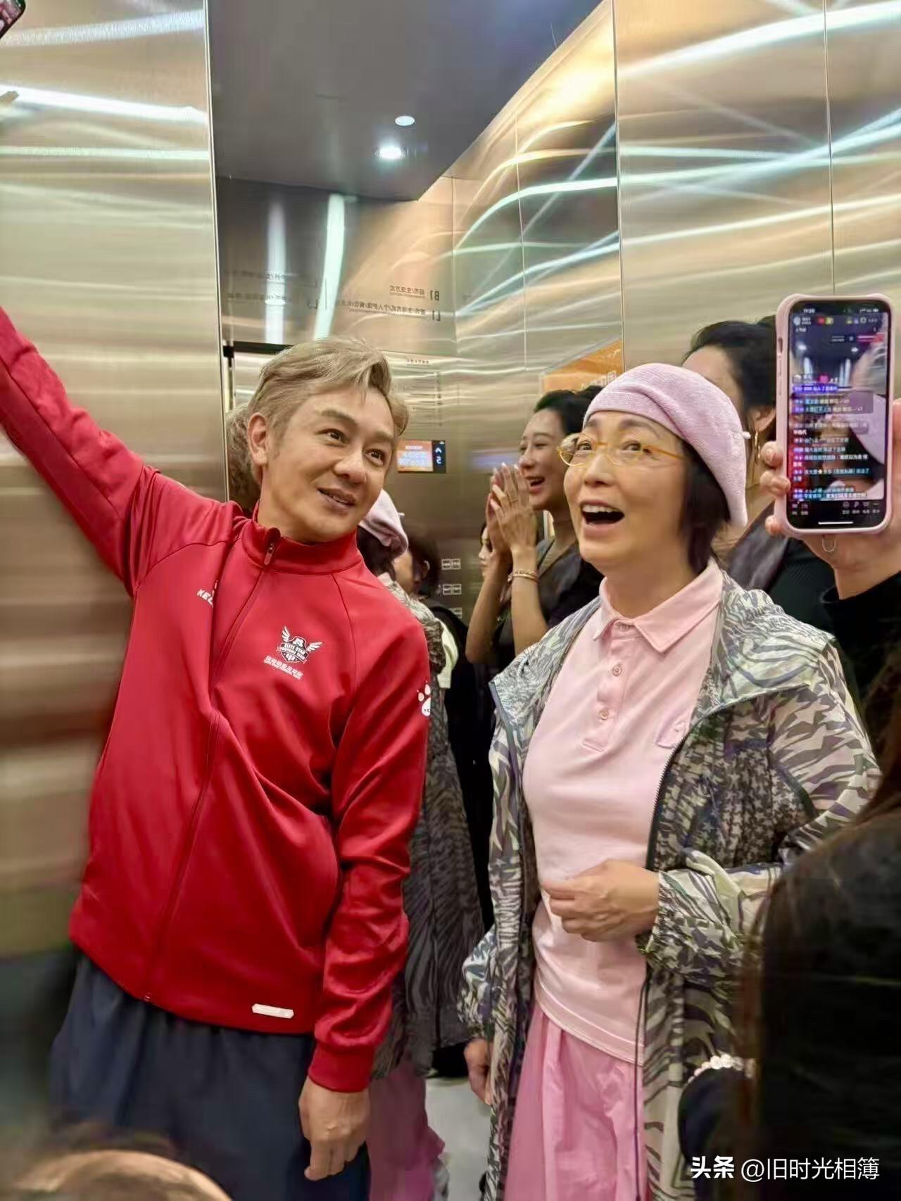 51岁陈浩民惊现小城商场！与石榴姐聚餐，无滤镜状态看呆路人～～有网友在遂宁万象汇