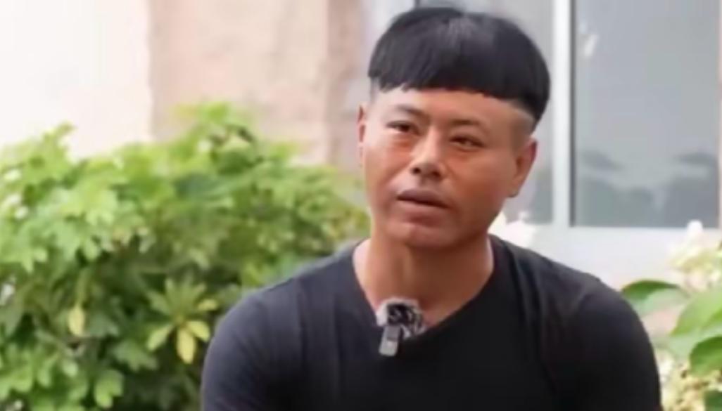 山东威海，一家三口去海边玩，父子俩不慎被海浪卷走，母亲急得大喊：“有人会游泳吗？