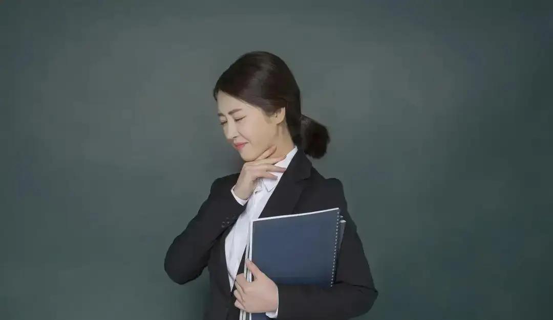 有个男的追我，我没同意。昨天他给我转了 520，我没收。今天他转了 5200，我