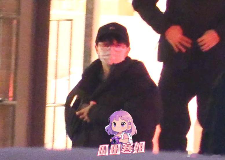 周深戴圆圈眼镜好像卡通人物 周深戴圆圈眼镜好萌啊。在练歌房一直练到天黑，期待深深