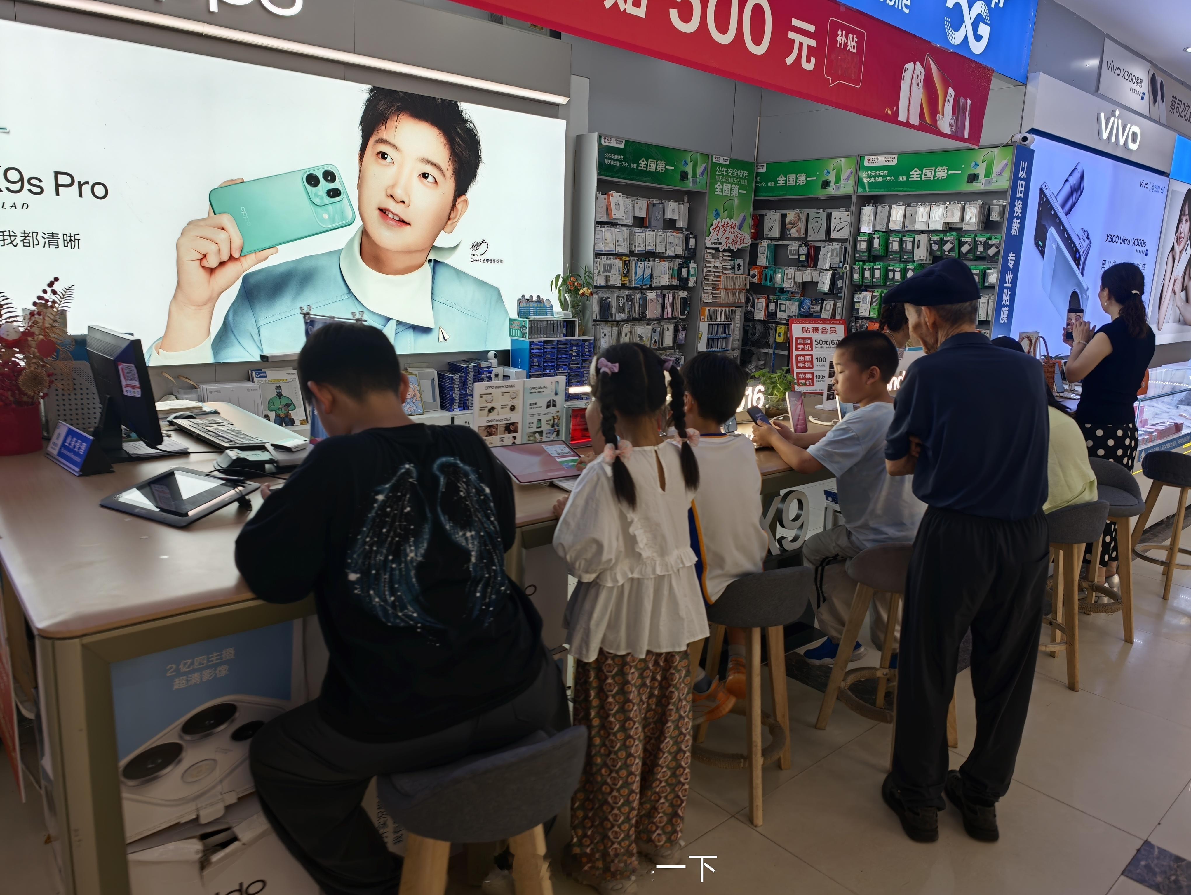 小孩哥真是手机店的主力军，不去管的话一个人一个手机平板，顾客都没法看手机了