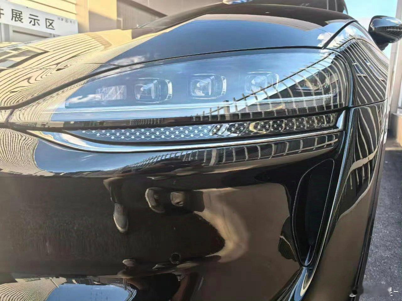 智界R7改款和之前工信部申报图一样新logo上车，大灯下沿增加装饰件整体造型更鸿