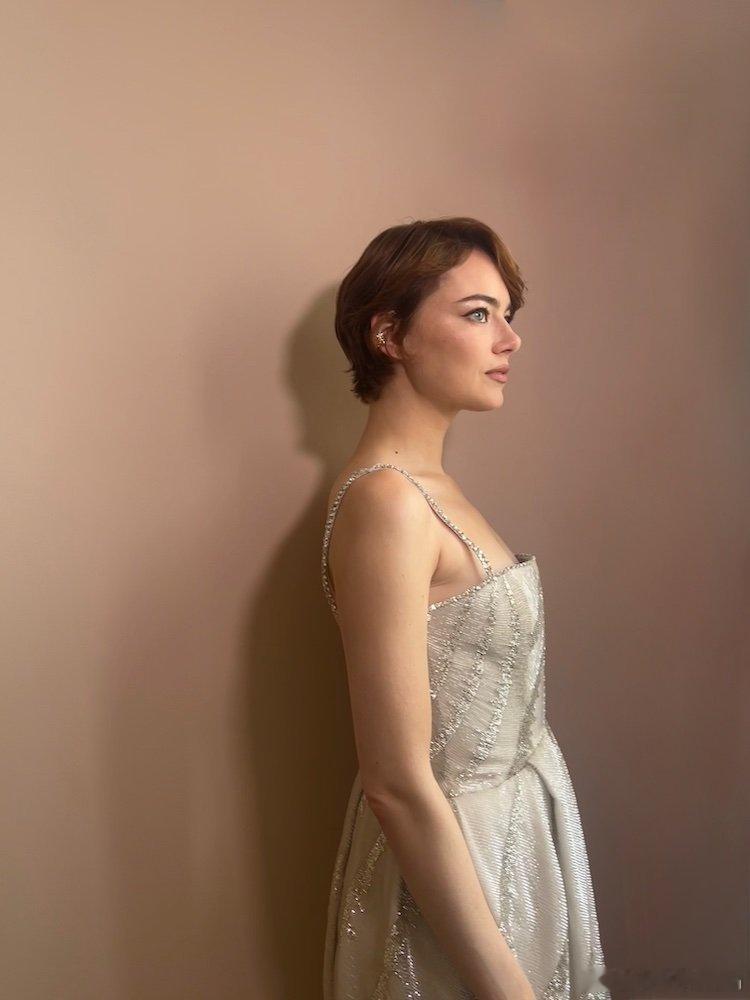 emma stone艾玛斯通在威尼斯电影节期间出席新片《Bugonia》首映礼的
