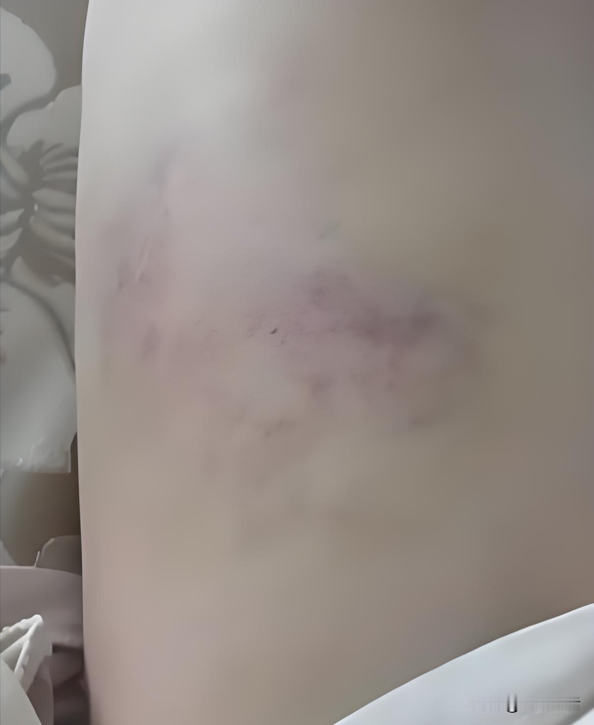 我对孩子的一些做法真的弄不懂。

孩子早晨出门办事，站在小区门口的“钱大妈”店前