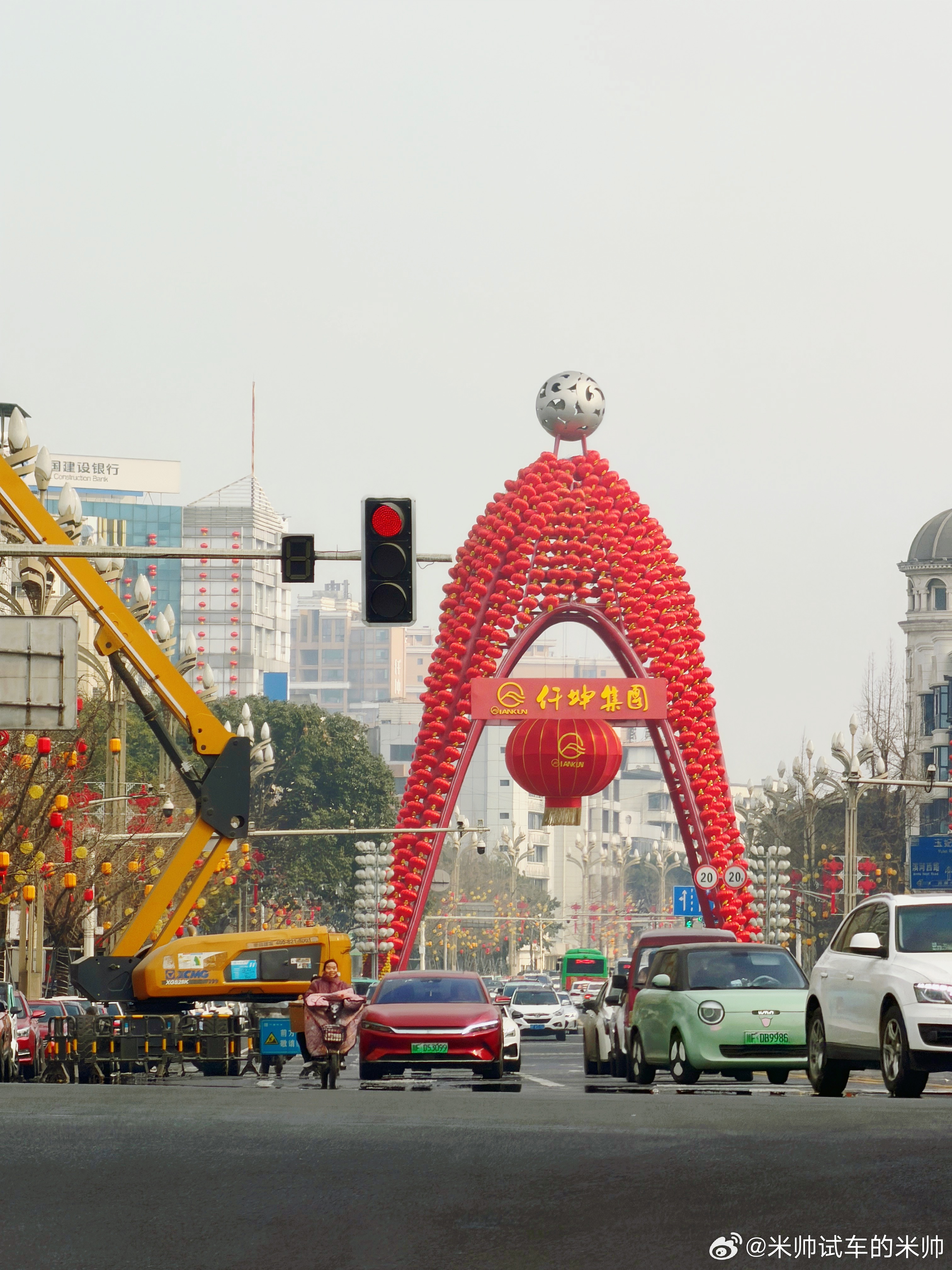 每当家乡绵竹的这个桥挂满了灯笼，我就知道要过年了绵竹四川绵竹米帅的车生活 绵竹