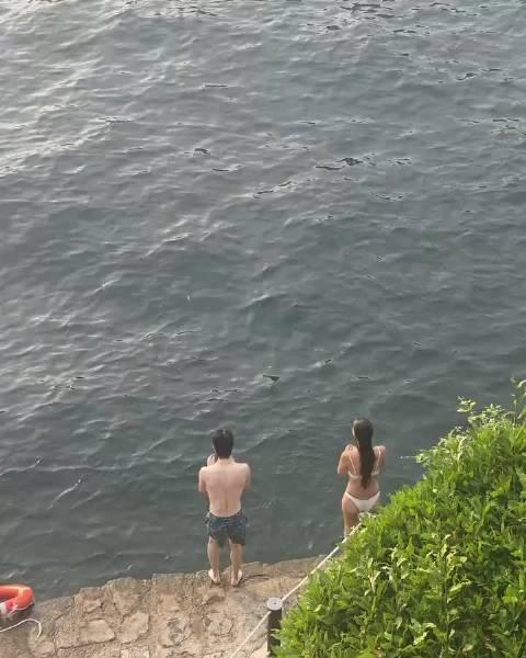 郑在玹ins更新与女生一起跳水
郑在玹划桨板ins ​​​