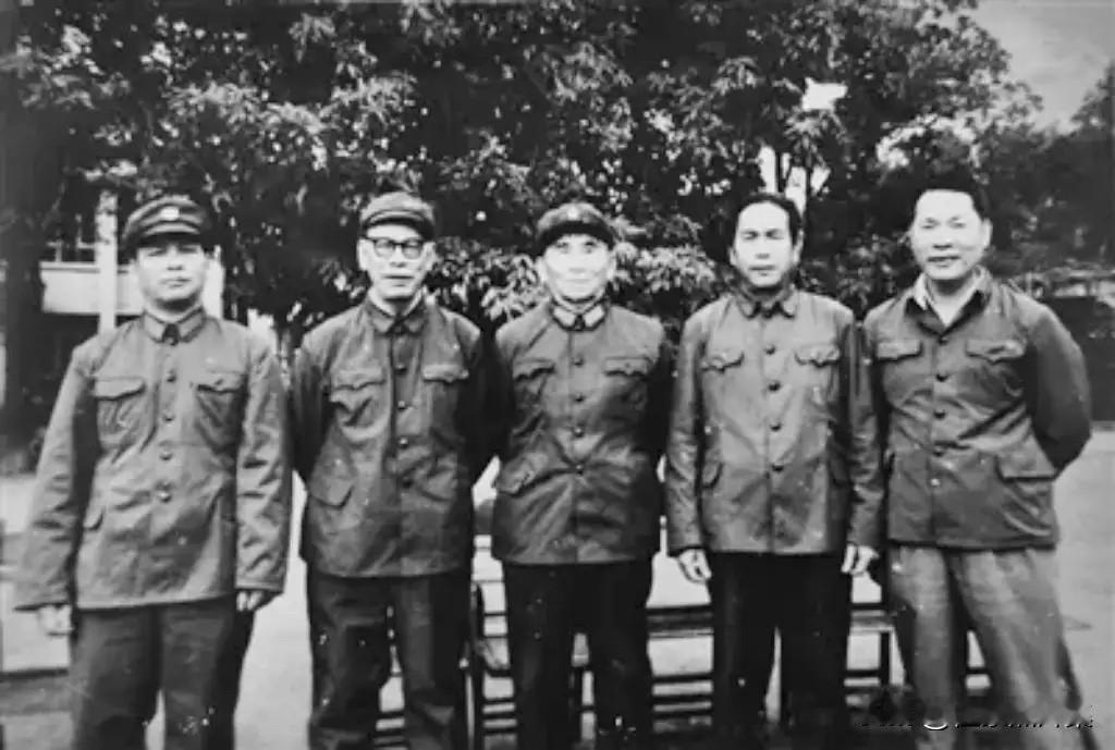 1983年8月，​纪念白沙起义40周年活动中，原海南军区副司令员马白山将军（左二