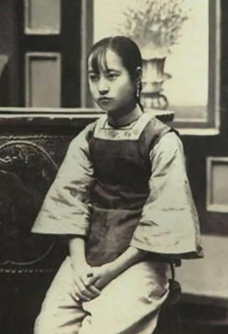 1904年，通房丫李氏，站着侍奉丈夫与正妻长达33年。这日，她正在盛饭。谁知，管