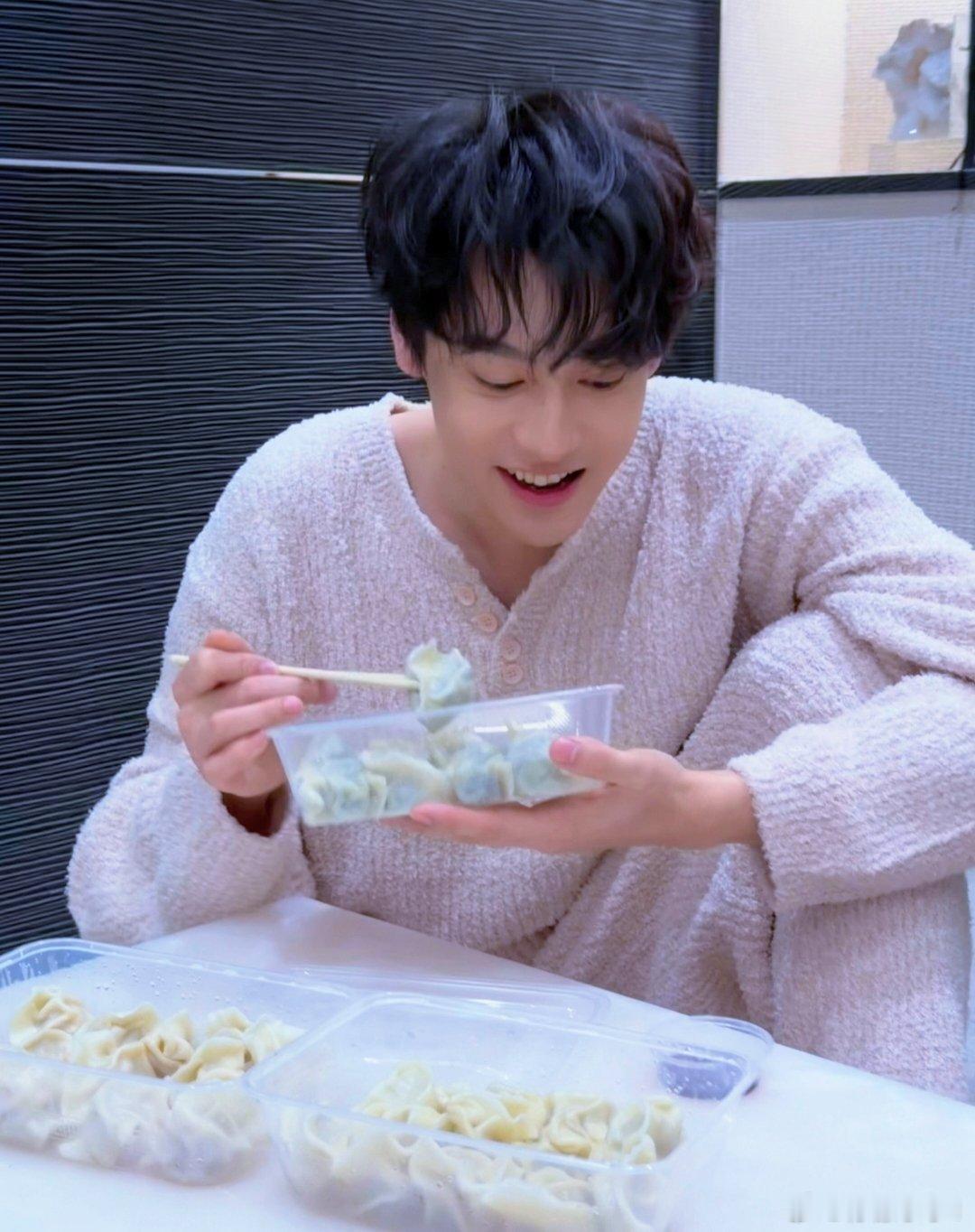 田栩宁 txn向全世界安利田栩宁 玫瑰与晚霞共赴浪漫 你是我藏在心底的爱意泛滥。