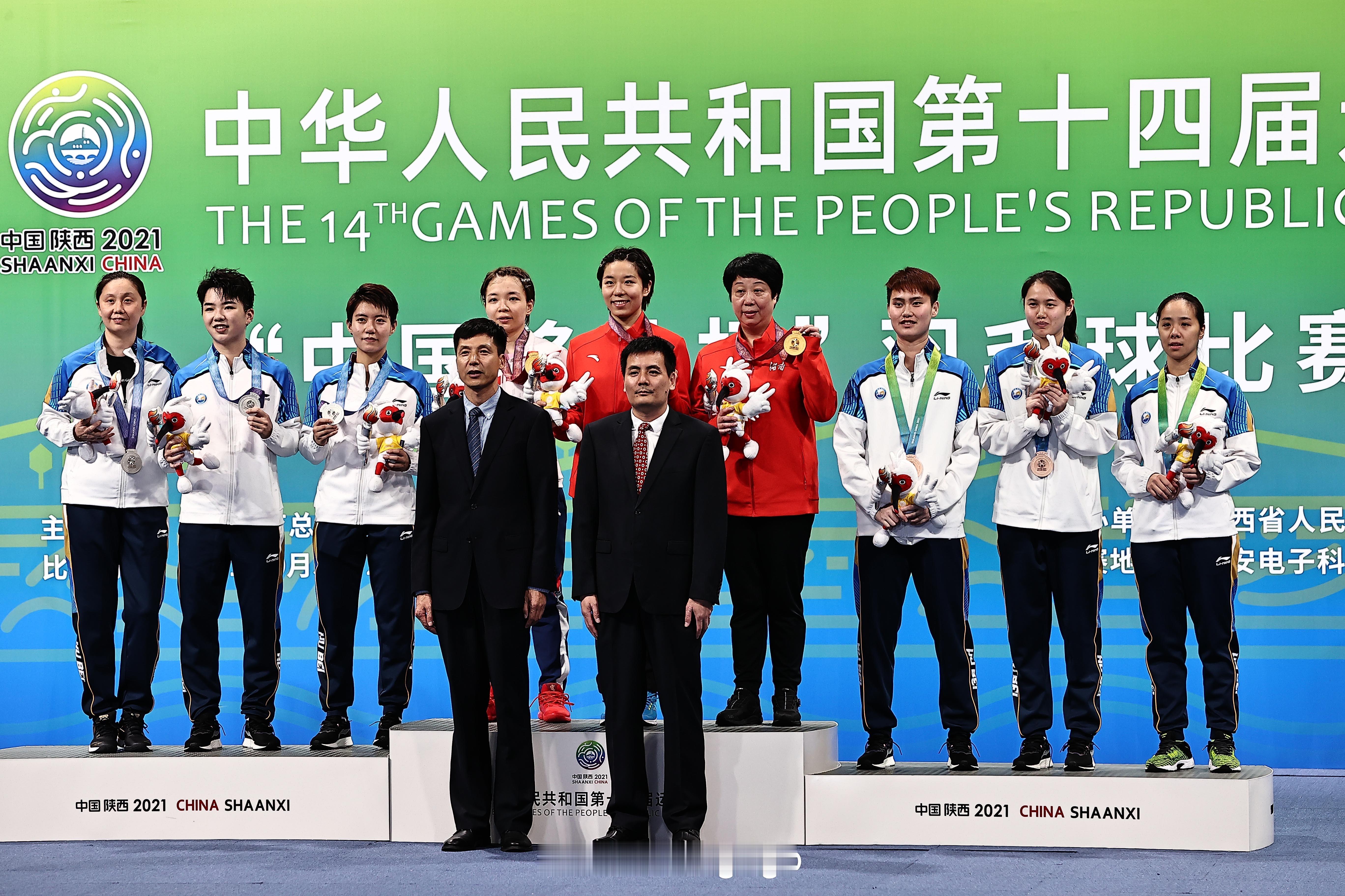 下周末全运会就开幕了羽毛球老照片 第十四届全运会羽毛球🏸女双领奖台🏅陈清晨（