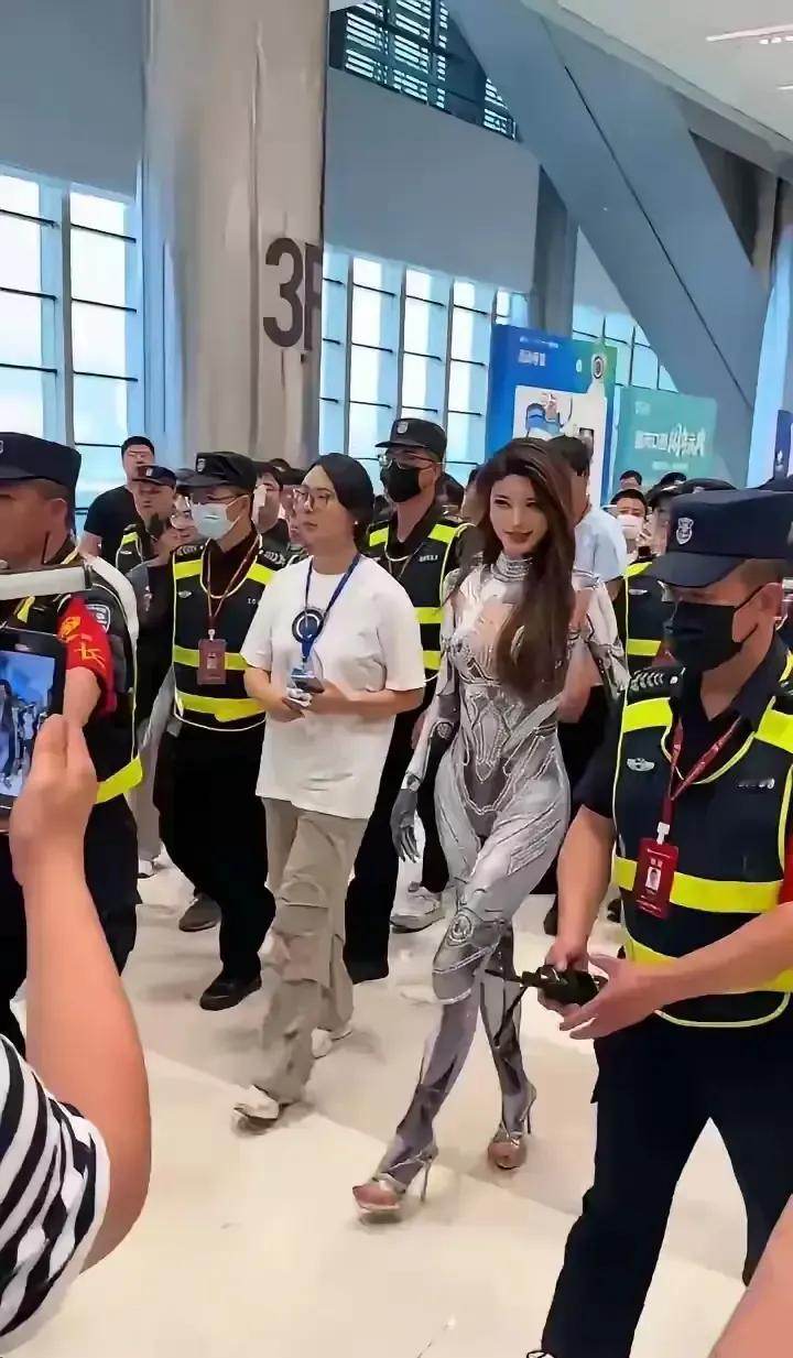 这衣服价格应该非常昂贵吧