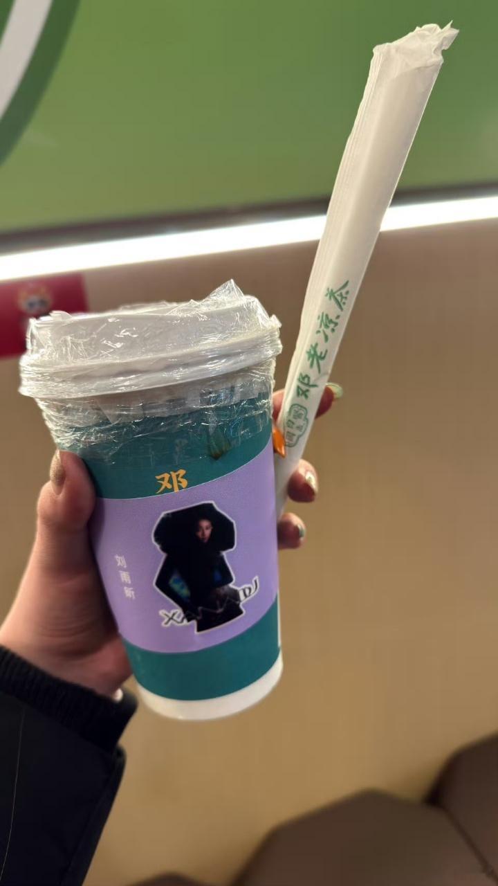 刚刷到现场路透疯狂心动！刘雨昕给粉丝送姜茶 昕蓝海见证高人气，高清镜头下贵气与亲