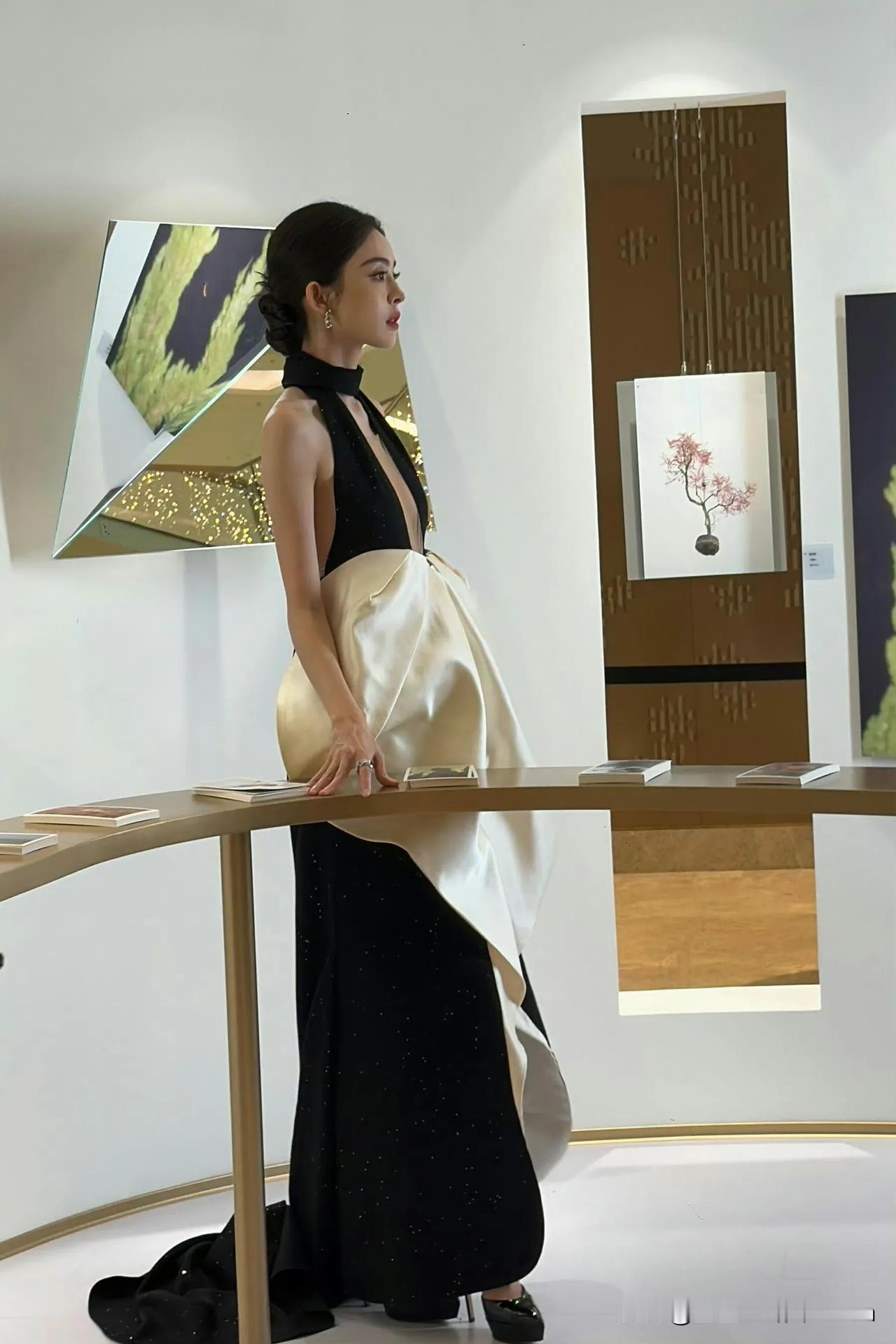 娜扎艺术与时尚的完美融合，沉静中透露着优雅