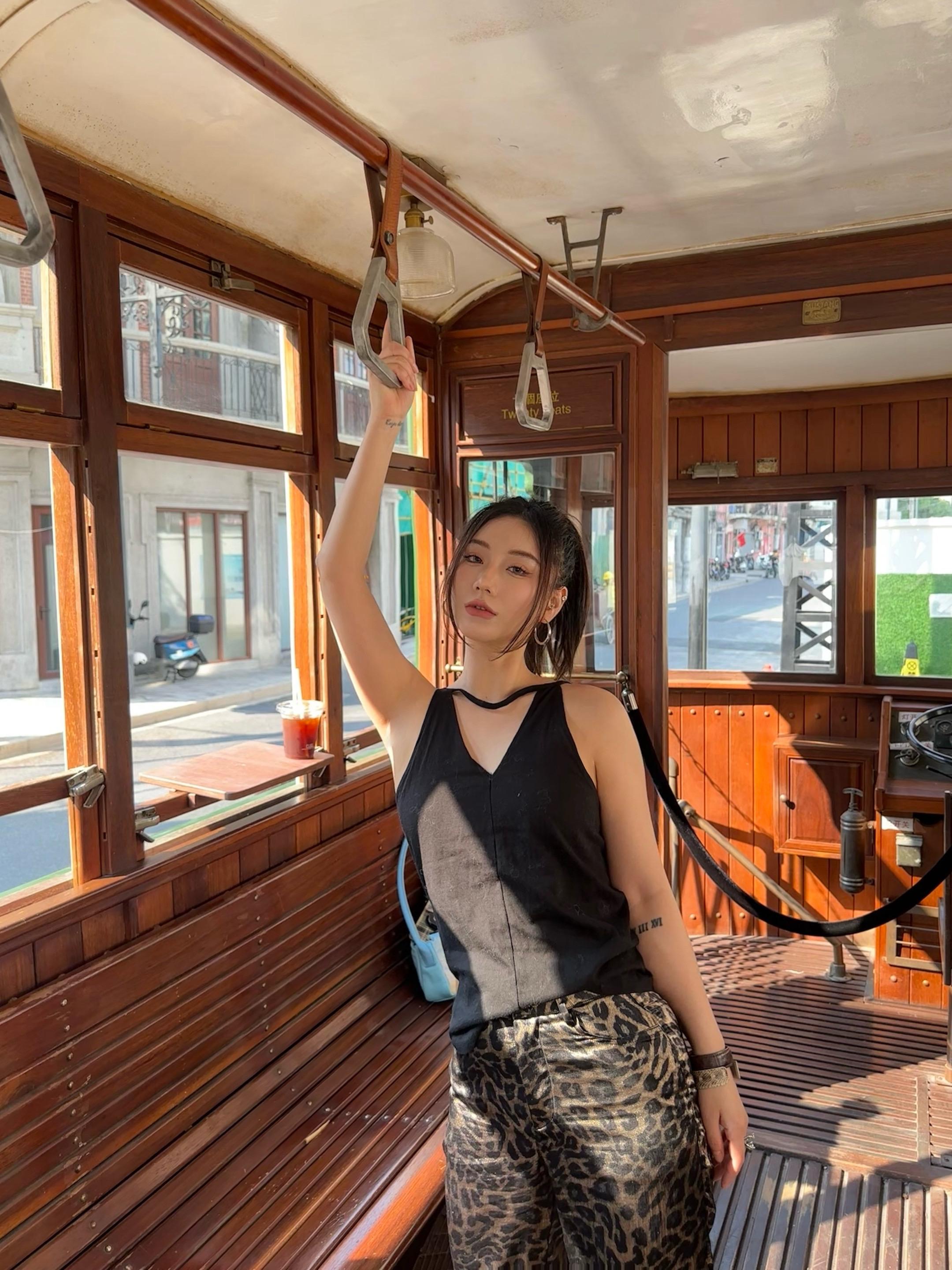 又给别的女人点赞，是想逼疯我吗。