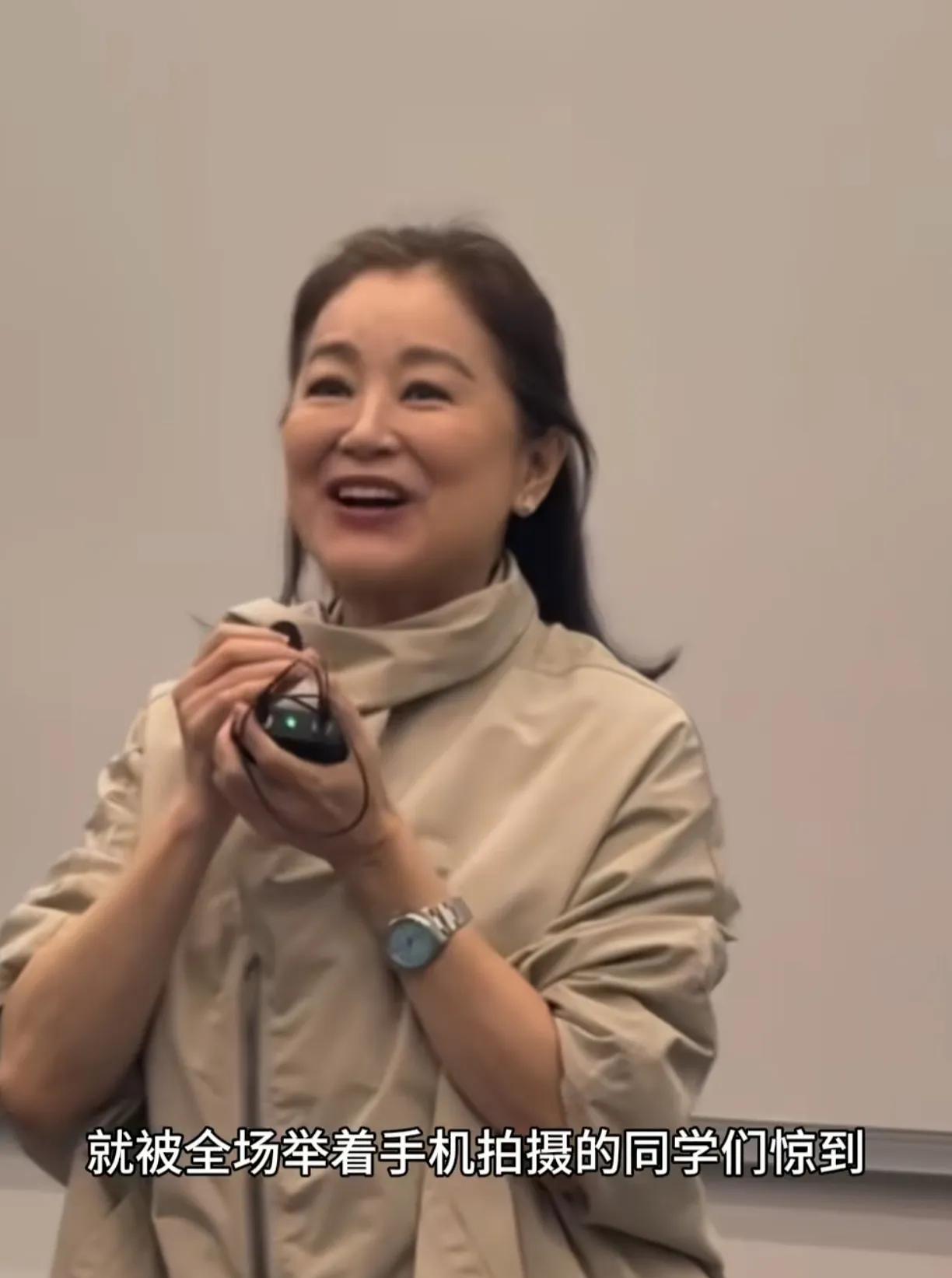 同样是70多岁，自然老去更美，医美过的脸年纪越大越拉垮，很不自然。
林青霞看着比