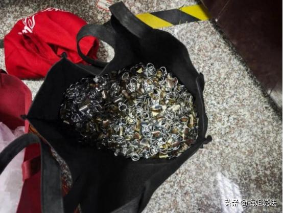 温州，老陈发现了一个新商机，只要拿着印有“再来一听”的易拉罐拉环，就能去兑换一听