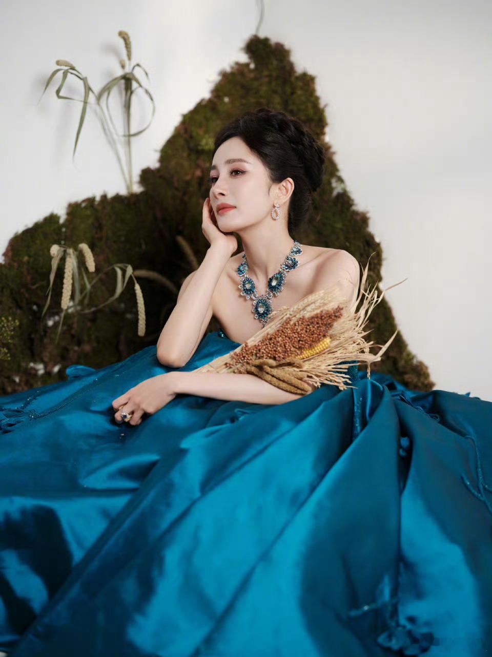 杨幂孔雀蓝抹胸长裙杨幂孔雀蓝抹胸长裙啊啊啊啊[送花花][送花花][送花花]杨幂蓝