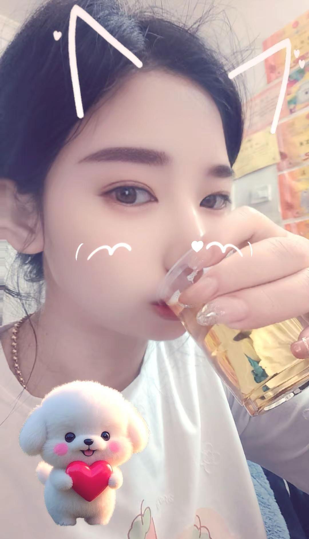 夜色微醺，杯中晃动的是故事的倒影，浅尝一口，岁月也沉醉。🍻✨  微醺时刻