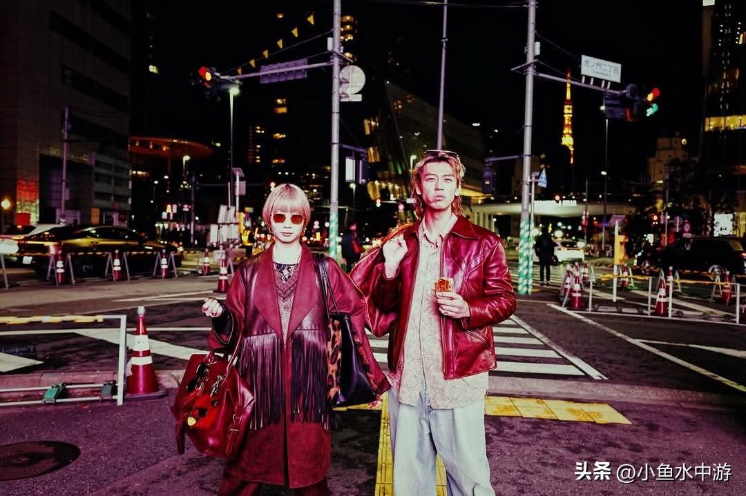 日本当红男星竹内凉真，近日被目击在东京高级住宅区与女星土居志央梨甜蜜相拥，恋情因