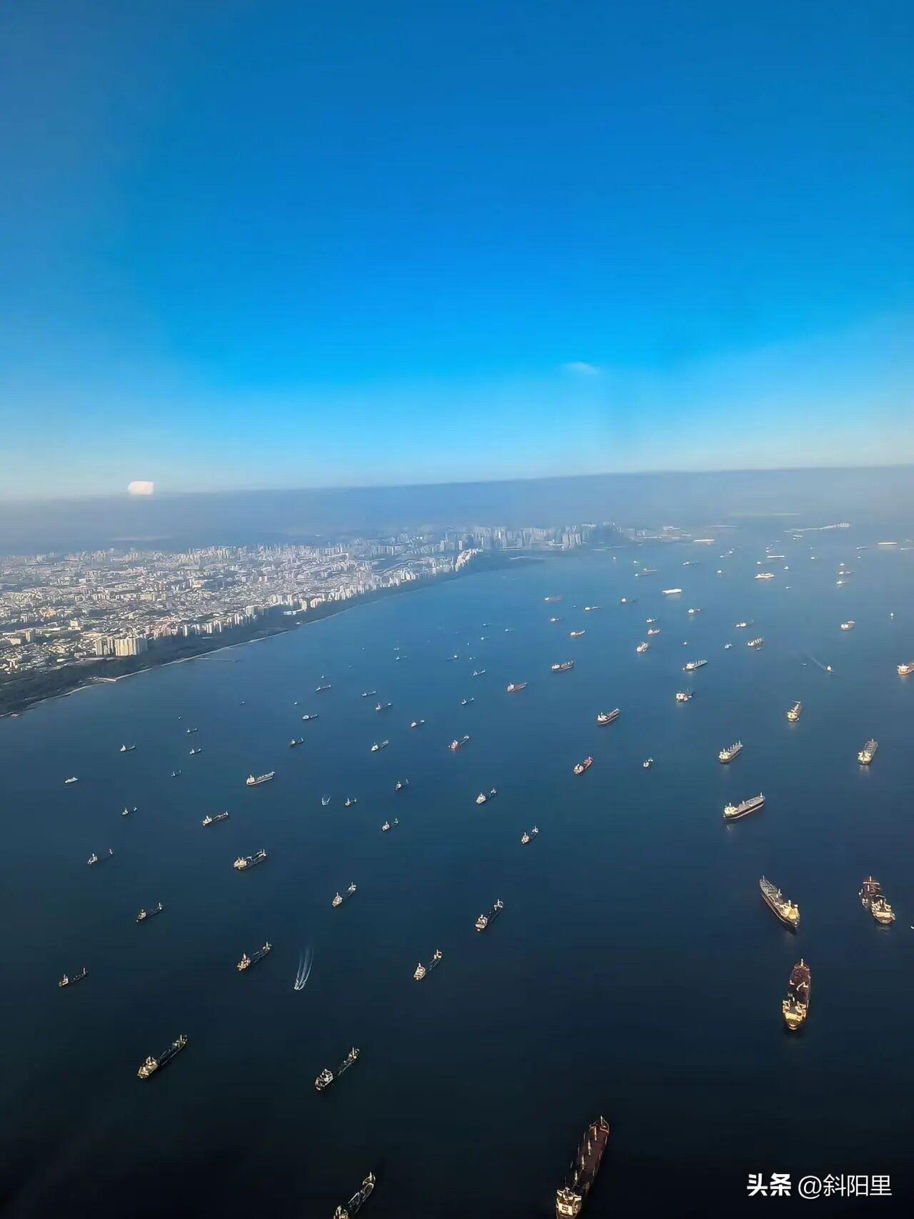 这就是教科书里的画面！全球有40%贸易、超1/3石油运输都走这里，每年10万艘船