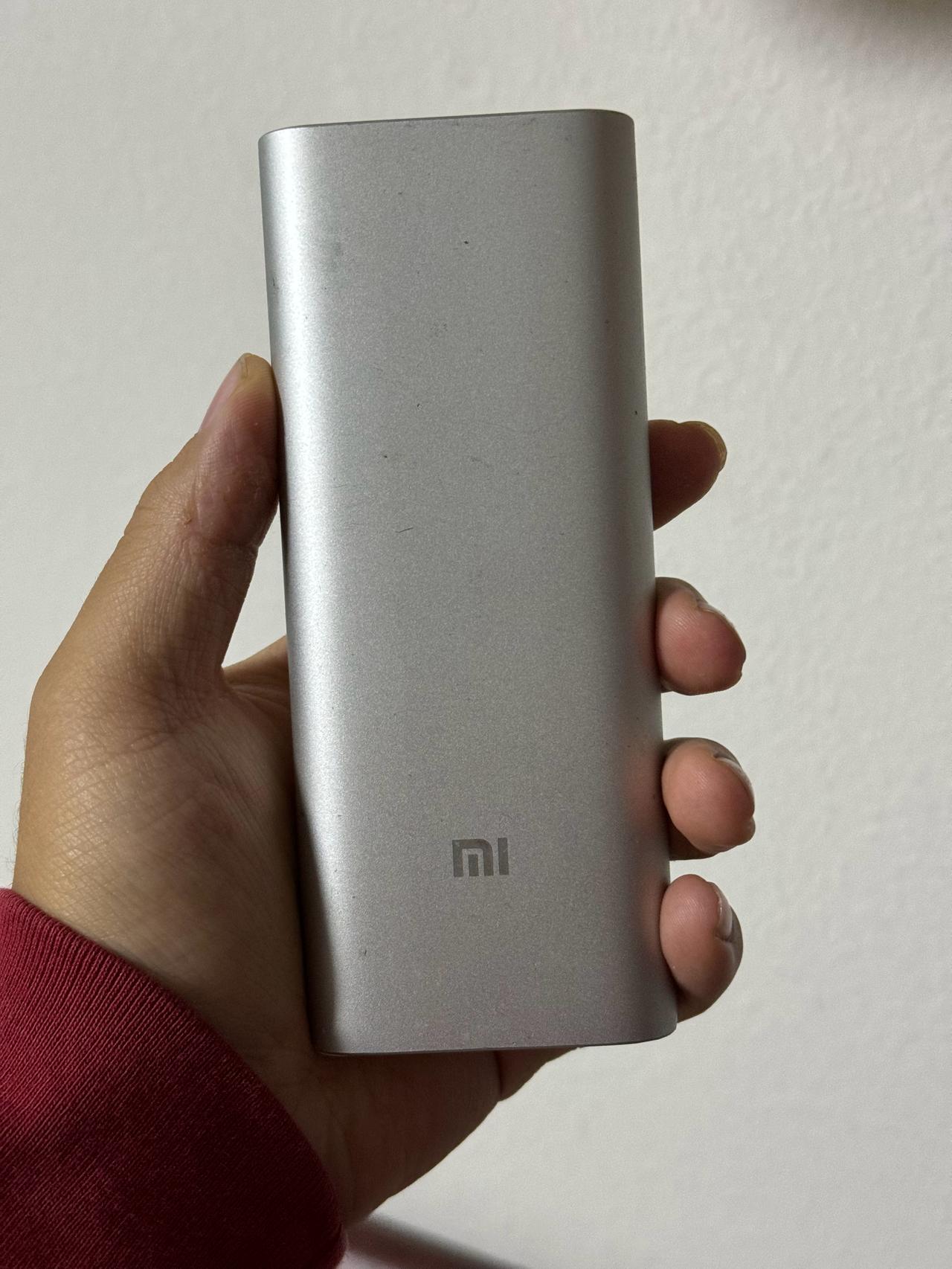 我翻出来了一个九年前的充电宝…没想到还可以用，刚给它充满电！有人曾经拥有过这个充