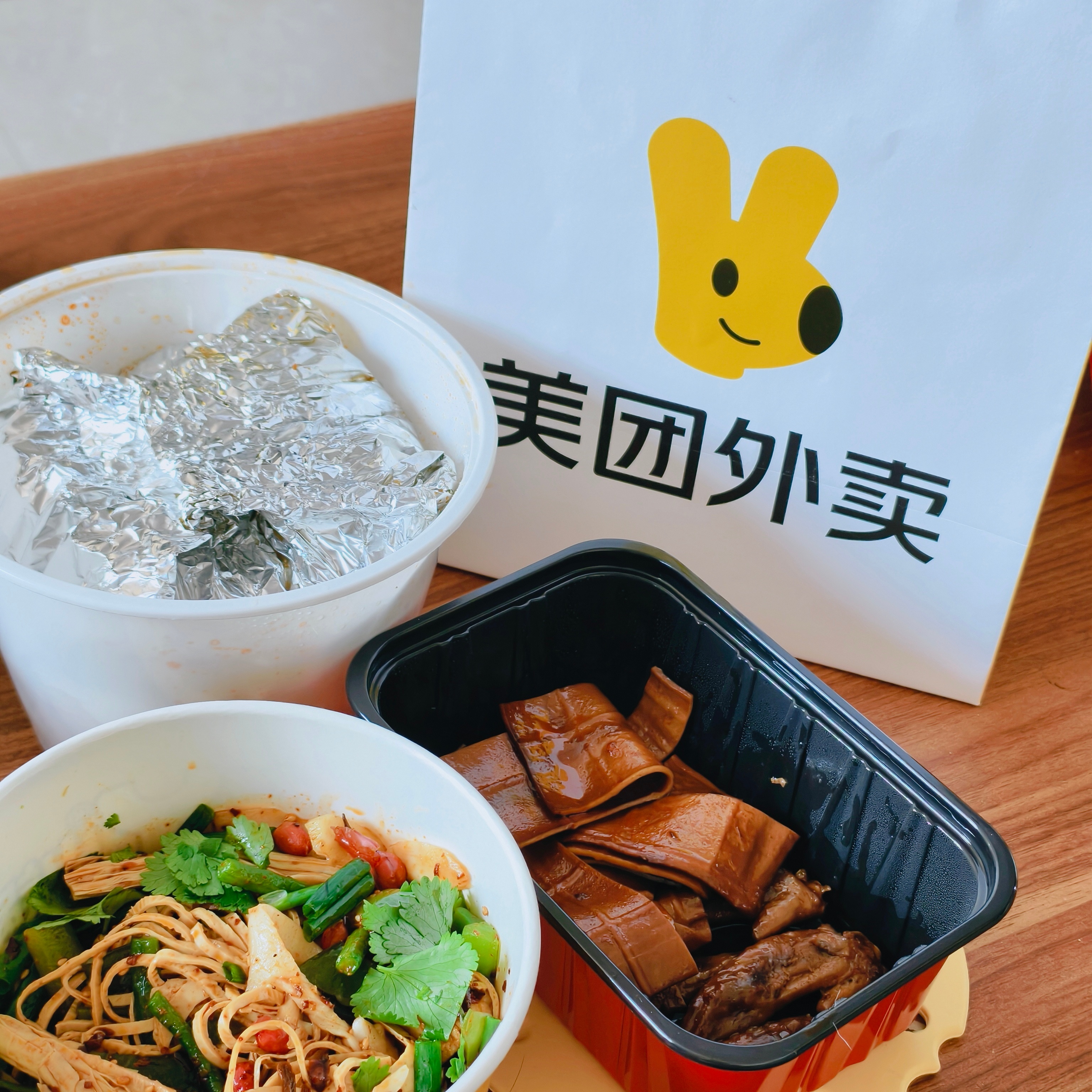 周杰伦代言美团外卖 方文山、吴尊、袁咏琳、南拳妈妈等一众老友集体出动，还有郭艾伦