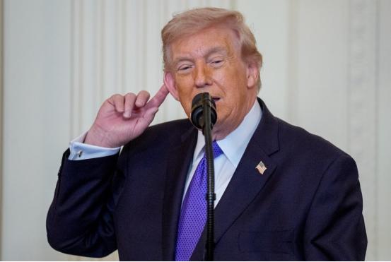笑死了！特朗普刚说要当霍尔木兹海峡“收费站站长”收20%过路费，就被全世界骂到连