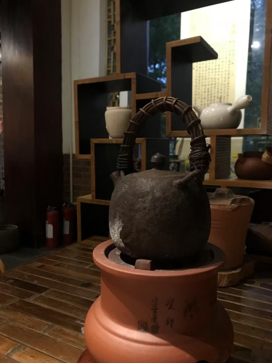 茶道  茶，似乎自古以来就与文人雅士有着不解之缘，他们在品茶之余，留下了无数脍炙