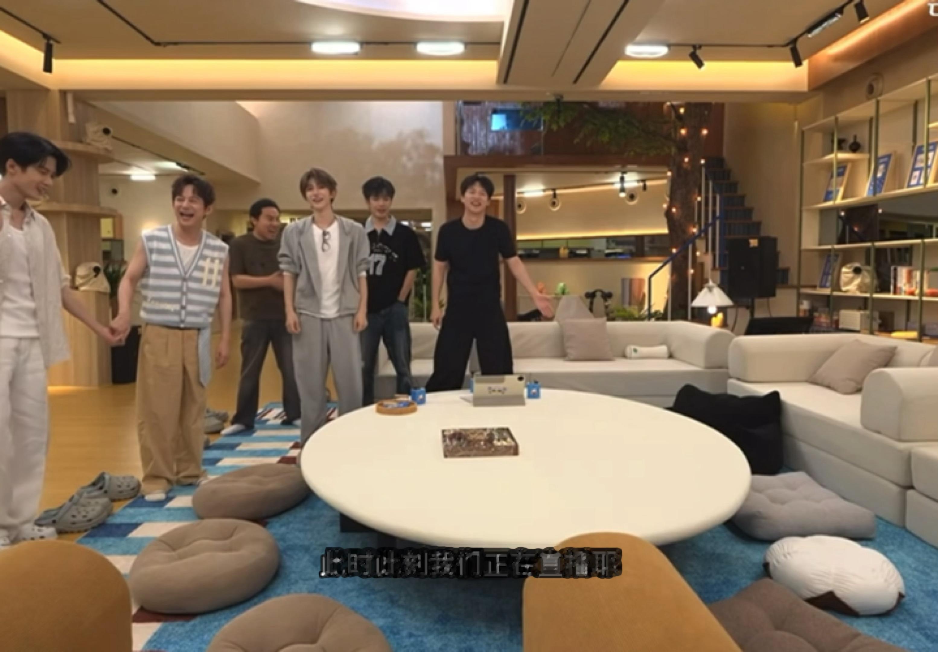 哈哈哈哈哈哈哈檀健次来宿舍的第一件事是找直播摄像头还没脱敏哈哈哈哈哈檀健次来宿舍