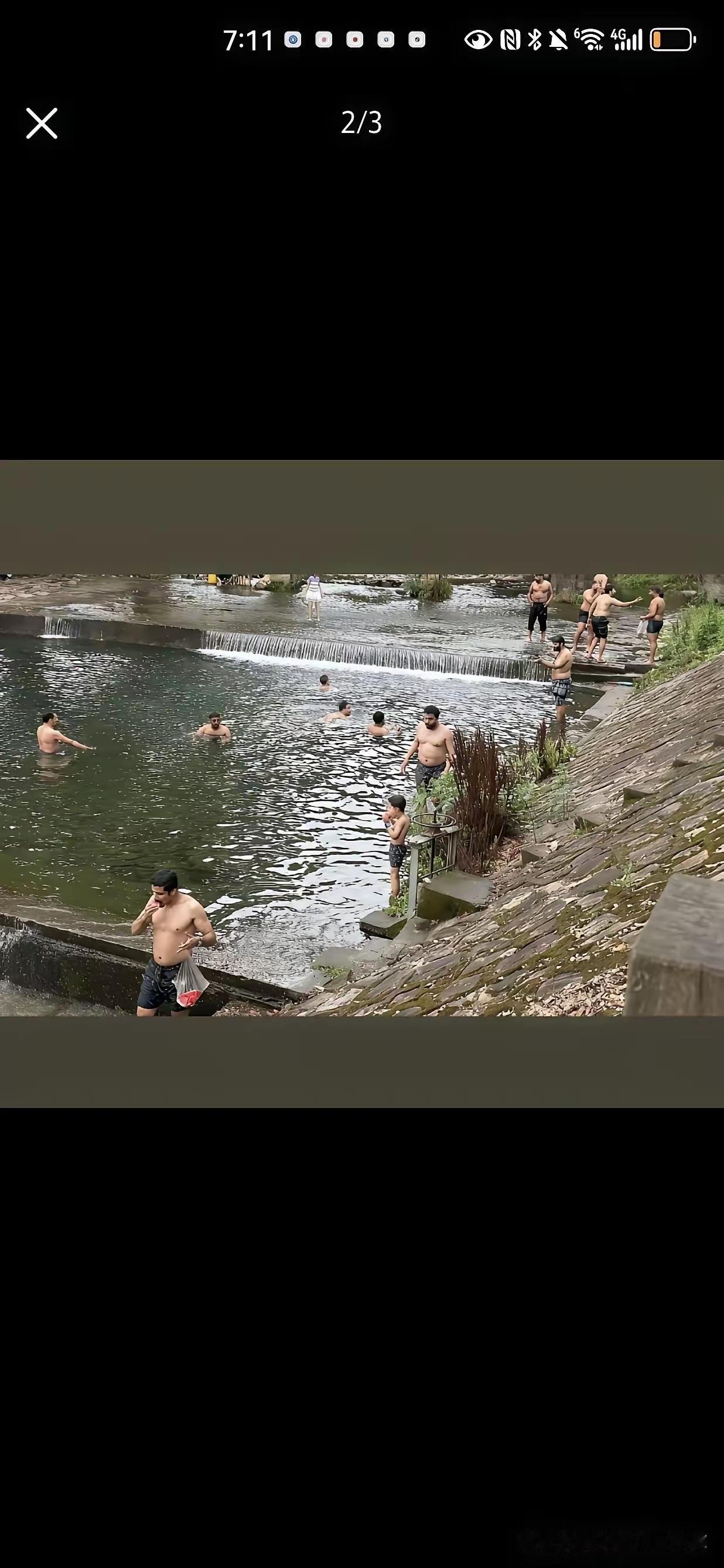 网上看到一张照片，据说是三哥在我国大陆某地下河洗澡的照片，据说还是水源地。不知道
