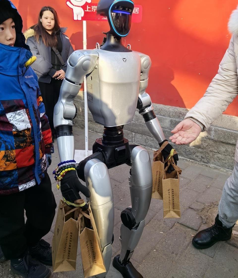 腊八祈福，科技添彩。在雍和宫今日的腊八活动中，机器人的加入成为一大亮点，从熬粥到