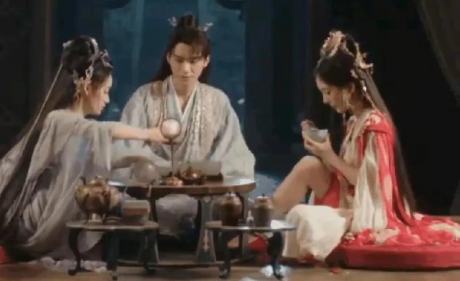 杨幂引发热议！
7月16日，杨幂突然引发了热议，只因为她在剧中吃饭时特意支起了一