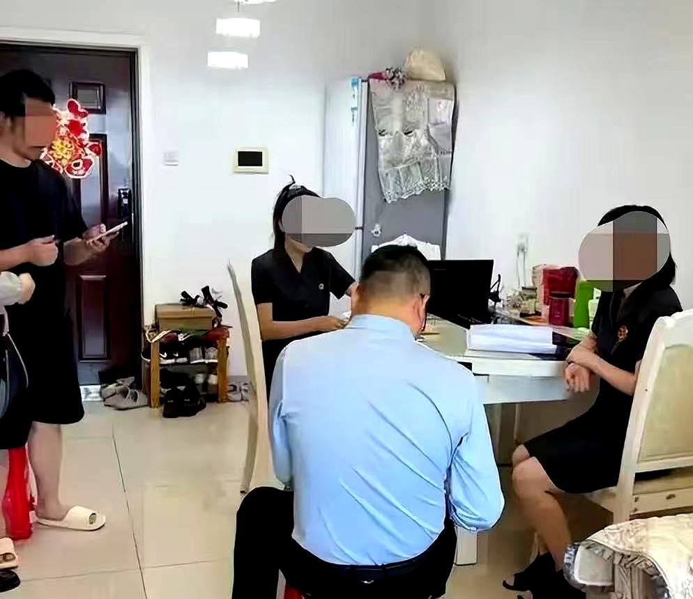 老二筷子上的花生米就那么滚到桌布上，谁也没去捡。
老太太走的时候，老大连着陪了半