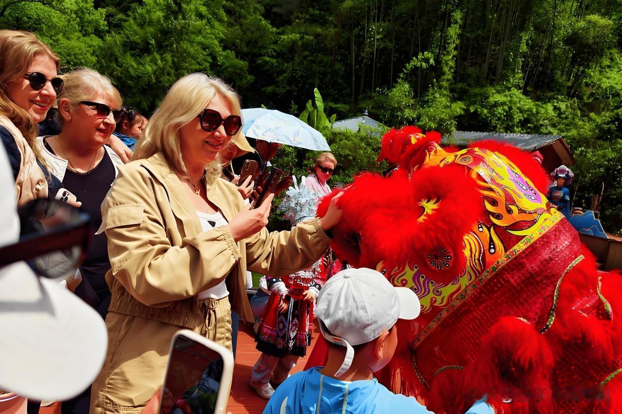 多名美国游客近期走进张家界武陵源，沉浸式体验土家族特色非遗项目。他们穿戴起精美的