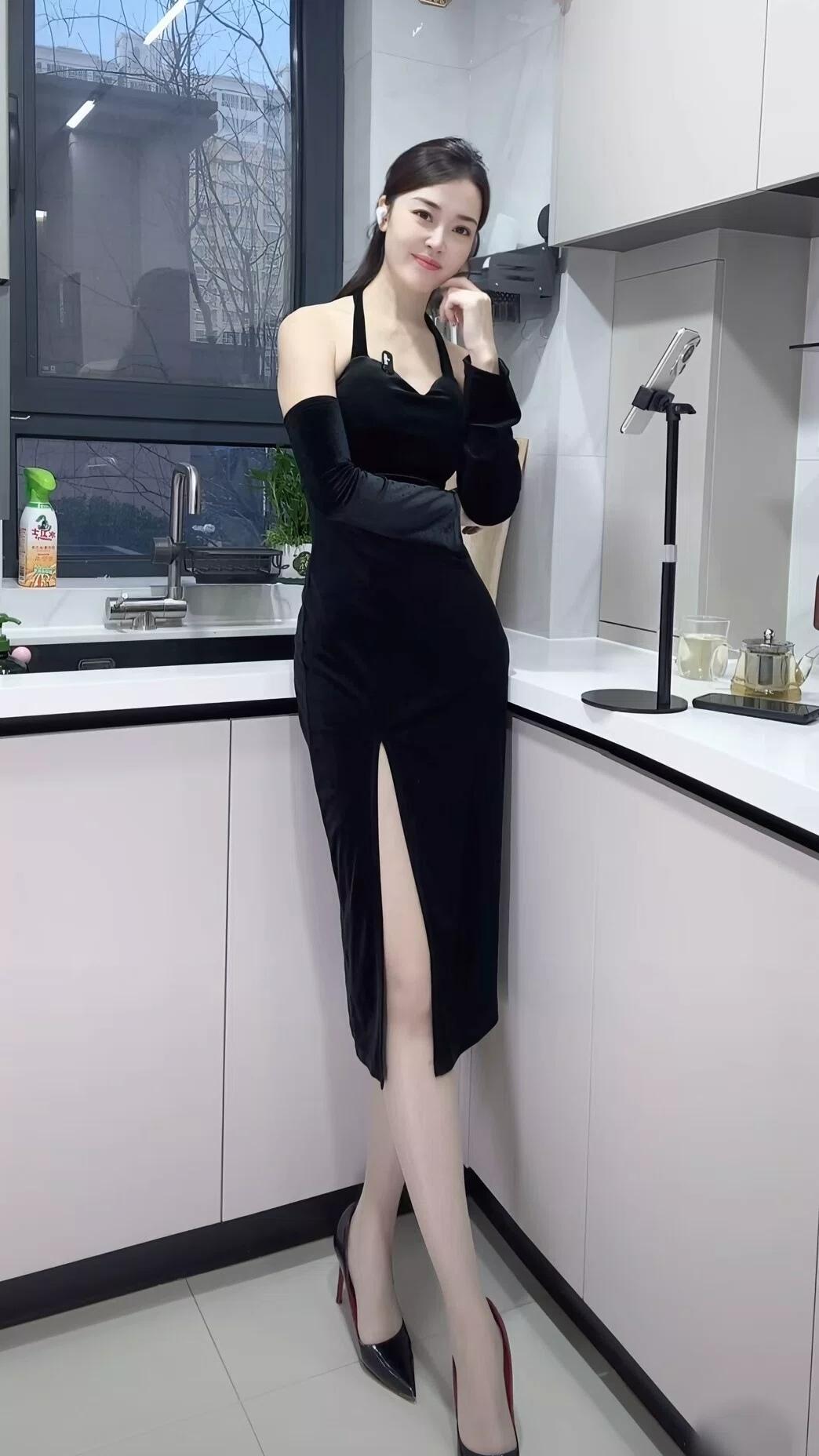 优雅黑裙，自信满满，厨房里的时尚女王👠💃