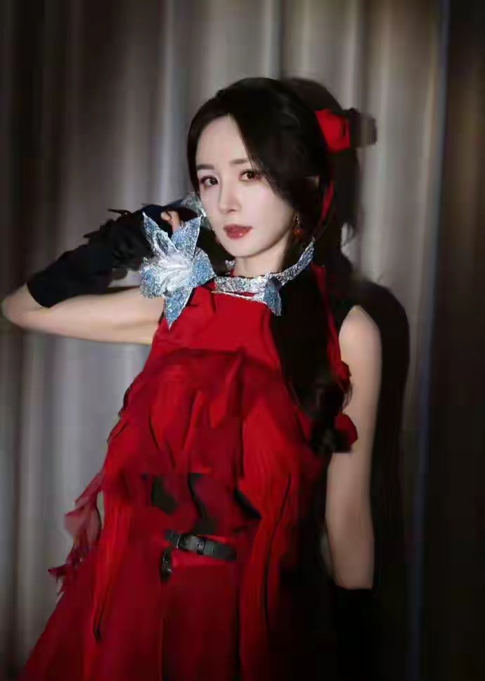 杨幂舞幂娘杨幂跳起舞来瞬间化身“舞幂娘”，让人移不开视线！ ​​​