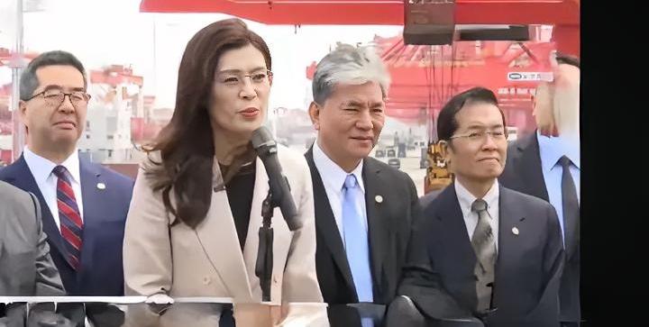 4月9日，郑丽文在参访上海洋山港时发表讲话。她说：“鲁迅先生曾经说过，其实地上本