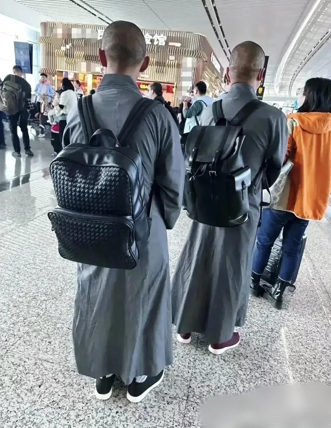 现在的社会怎么了？连和尚背的都是名牌包包，让人直呼看不懂！

照片中这两个和尚他