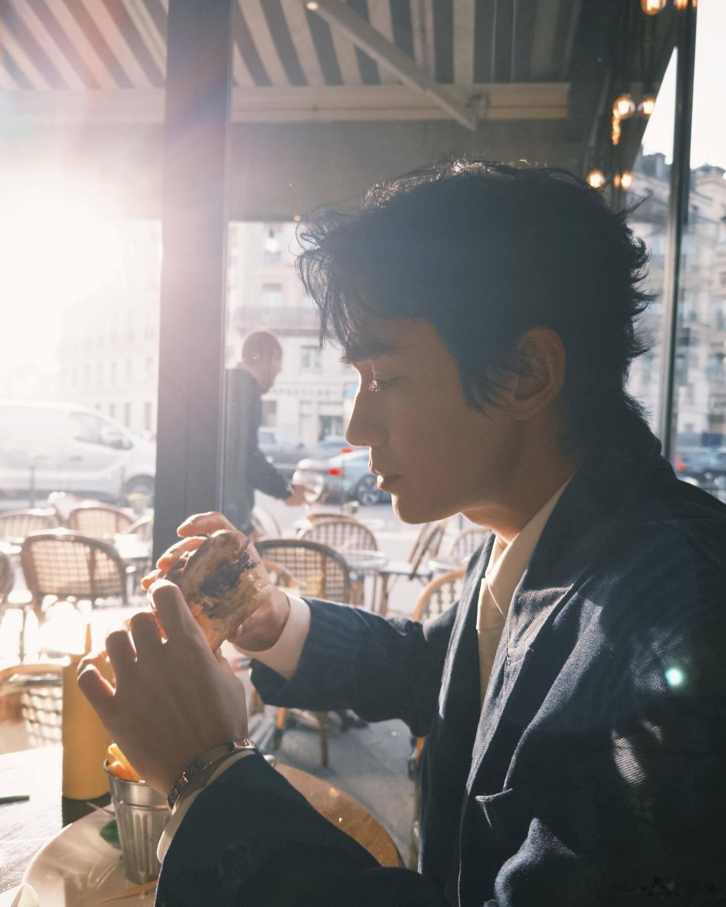 朱一龙让故事感变得具象化  [抱抱] 朱一龙路易威登品牌代言人  [打call]