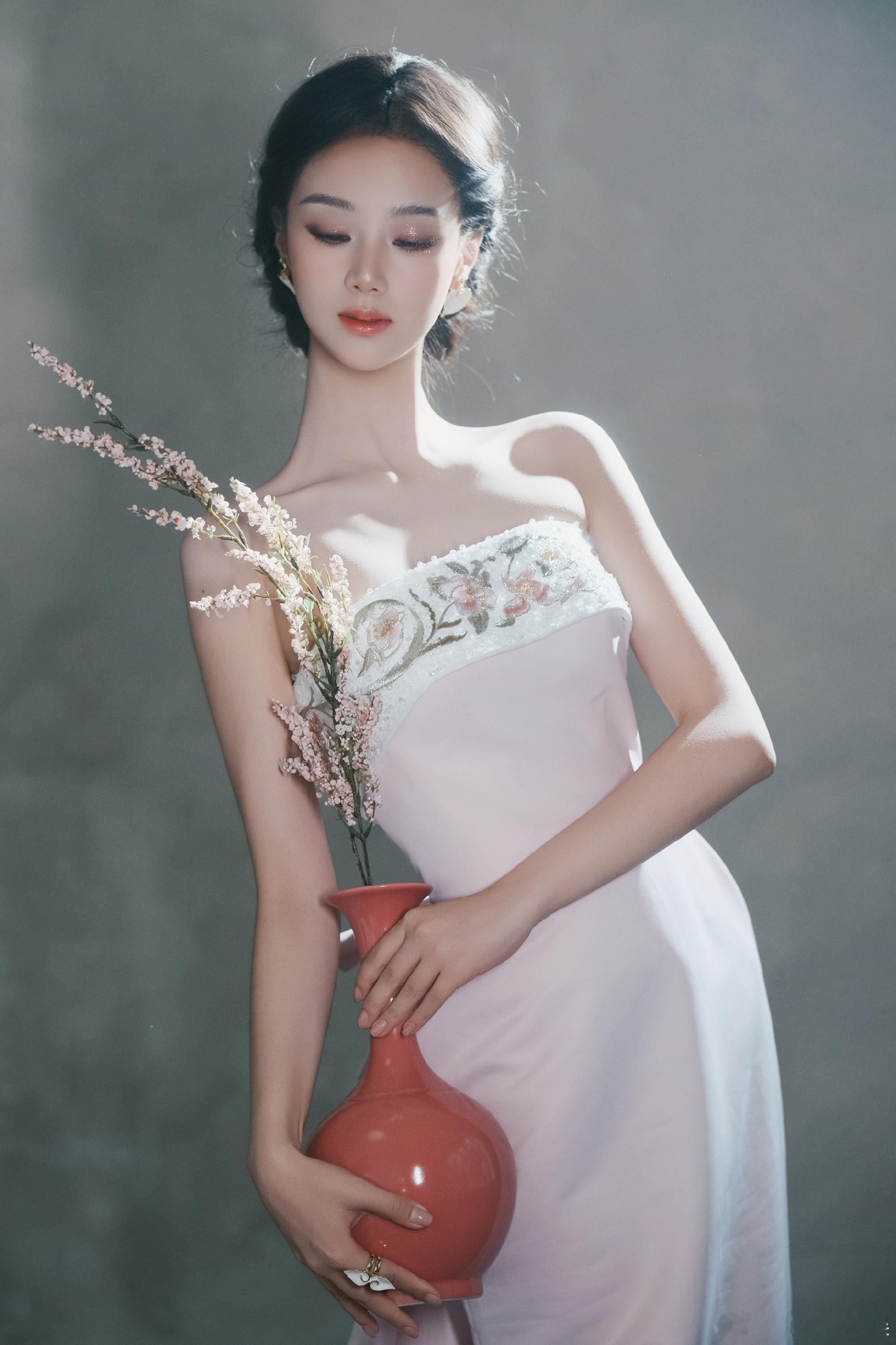 王小亿粉瓷美人近距离特写尽显造型巧思，裙身细腻纹路如同手绘瓷画，王小亿眉眼柔和气