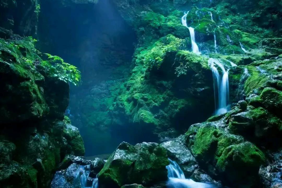 流年不语，来时路茫茫，岁月无声，去时影匆匆。
　　忆曾经，飞扬思绪，念难忘，独对