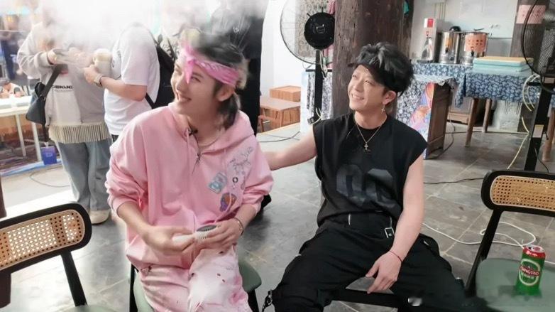 谁能告诉我他俩咋认识的！王栎鑫和ONER诶？？我错过了啥他俩之前咋认识的 ​​​